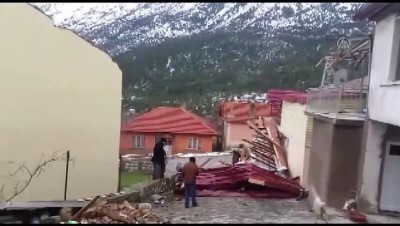 su baskini - Antalya'da şiddetli fırtına evin çatısını uçurdu  Videosu