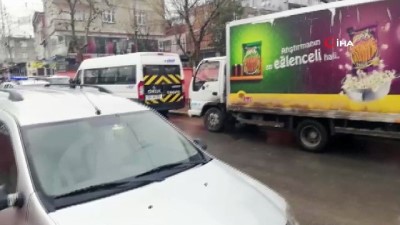  Avcılar'da bulunan bir ortaokulda 14 yaşındaki bir öğrenci arkadaşını göğsünden bıçakladı. 