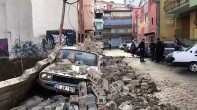 Bahçe duvarı araçların üzerine yıkıldı - DENİZLİ 