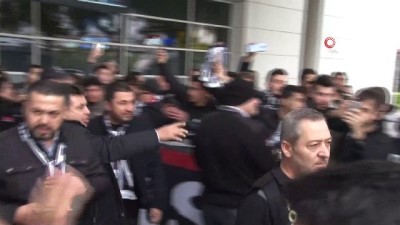 takim otobusu - Beşiktaş, Antalya'ya ulaştı
Taraftarlardan Burak Yılmaz tepkisi Videosu