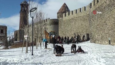  Buz gibi havada çocuklar kızak kaymanın keyfini yaşadı
