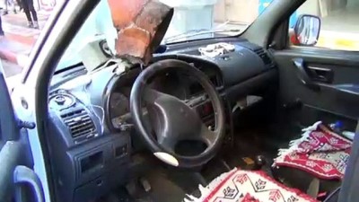  Çatıdan düşen baca aracın ön camını patlattı 