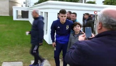 Cuma Namazı çıkışı Fenerbahçeli futbolculara yoğun ilgi 