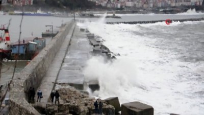 kar yagisi -  Dev dalgalar arasında tehlikeli poz Videosu