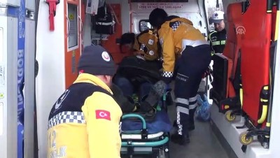 Devrilen kamyonetin sürücüsü yaralandı - KOCAELİ