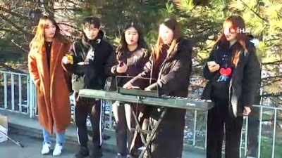  Koreli öğrenciler barış için söylüyorlar 