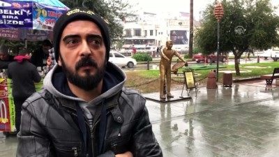 kunefe - 'Künefe çeviren adam' heykelinin bu kez ellerini kırdılar - HATAY  Videosu