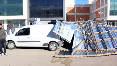  Kuvvetli rüzgar Ankara’da bir iş yerinin çatısını uçurdu 