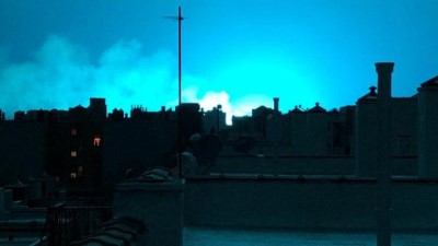 uzayli - New York'ta gökyüzünü maviye boyayan patlama sosyal medyada 'uzaylı istilası' oldu Videosu