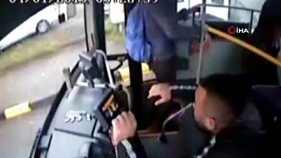  Öğrenci servisi ile minibüs kafa kafaya böyle çarpıştı: 5 yaralı 