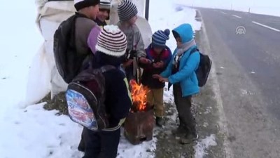 fedakarlik - Okul servisi bekleyen çocuklarının üşümemesi için kulübe yaptı - MUŞ  Videosu