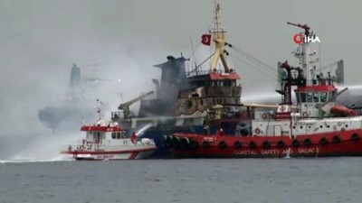  Pendik açıklarında yanan gemiyi söndürme çalışmaları sürüyor 