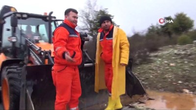 mahsur kaldi -  Sel sularına kapılan araçtakileri karayolları ekipleri kurtardı Videosu
