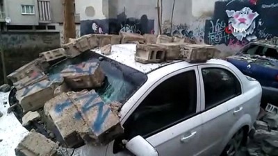  Şiddetli rüzgar nedeniyle duvar araçların üzerine devrildi 