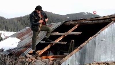  Şiddetli rüzgar yayla evlerinin çatılarını uçurdu 