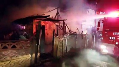  Tek katlı ev alev alev yandı, mahalleli sokağa döküldü 