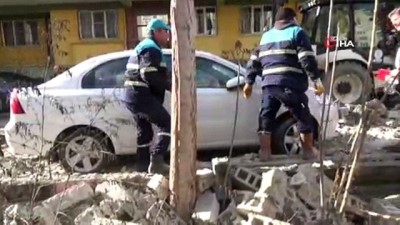  Üzerine duvar yıkılan araçla olay yerinden kaldırıldı 