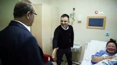 cenin -  Vali Yavuz, yeni doğan bebeğin kulağına ezan okudu  Videosu