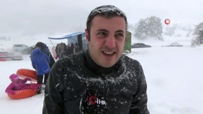 hafta sonu tatili -  Abant’ta kar keyfini şambrelle kayarak çıkardılar Videosu