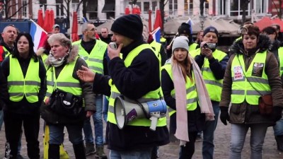 oyuncak bebek - Hollanda'da 'sarı yelekliler' hükümeti protesto etti - LAHEY Videosu