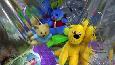 sosyal sorumluluk -  Üniversiteli öğrenciler köy okulundaki çocukları oyuncakla buluşturdu  Videosu