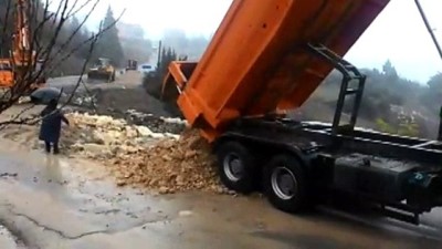 Yağmur nedeniyle yol çöktü - MERSİN 