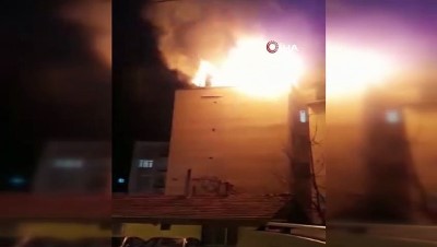  5 katlı binanın çatı katı alev alev yandı
