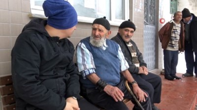  Herkes montla gezerken o kısa kolluyla geziyor.. Görenler şaşkınlıklarını gizleyemiyor 