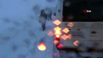 mahsur kaldi -  Kar ve tipide mahsur kalan 75 kişi ekipler tarafından kurtarıldı Videosu