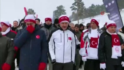  Kars'ta dondurucu soğuğa rağmen şehitleri anmak için binlerce kişi toplandı 