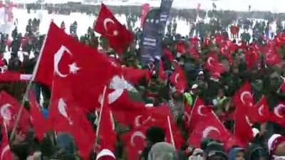  Kars'ta dondurucu soğuğa rağmen şehitleri anmak için binlerce kişi toplandı 