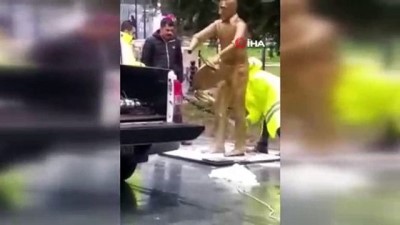  Kolları kırılan ‘Künefe Çeviren Adam’ heykeli kaldırıldı