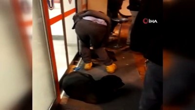  Montunu çıkarıp üşüyen köpeğin üzerine örttü 