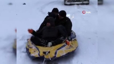  Şişme botla kar üzerinde tehlikeli yolculuk kamerada