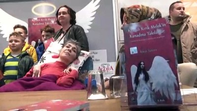 Tek parmağıyla yazdığı kitabını imzaladı - SAKARYA