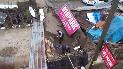  Toprak ev şiddetli yağışa dayanamadı 