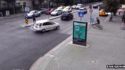 dikkatsizlik -  Yaya geçidinde bekleyen bisikletliye böyle çarptı  Videosu