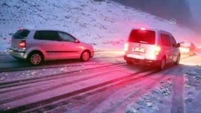 mahsur kaldi - Yurtta kış - 2 bin rakımlı Yedikuyular mevkisinde yolda kalan araçlar - KAHRAMANMARAŞ Videosu