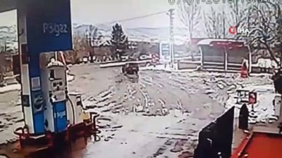  Akaryakıt istasyonundan çıkan otomobile cip çarptı, o anlar kameraya böyle yansıdı: 3 yaralı