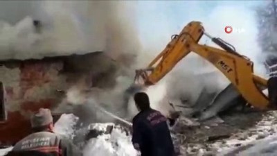  Alev alan otomobil evin deposunu ve samanlığını kül etti 