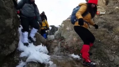 Dağcılar zorlu kış şartlarında yiyecek bulmakta zorlanan yaban hayvanları için doğaya yem bıraktı 