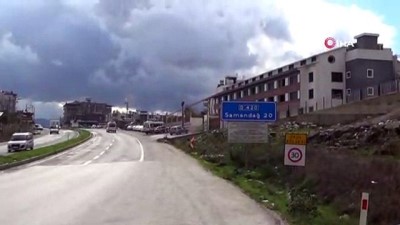  Direksiyon hakimiyeti kaybolan otomobil önce refüje, sonra yol kenarındaki çocuğu ezdi