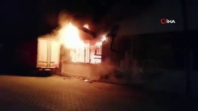  Fethiye'de çıkan yangında mobilya deposu kül oldu 