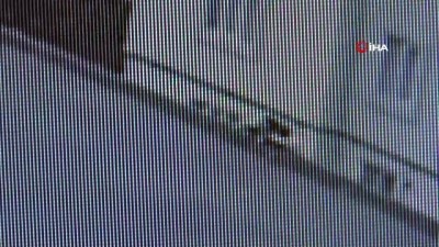  İstinat duvarı çöktü yoldan geçen kadın kaldırımda asılı kaldı 