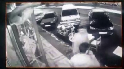 Kafe önündeki kazadan saniyelerle kurtuldular - KAYSERİ 