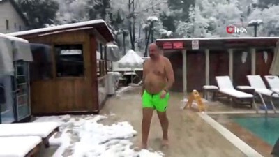  Kar altında havuz keyfi 