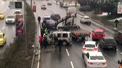 kar yagisi -  Kar yağışı nedeniyle kayganlaşan yolda otomobil takla attı Videosu