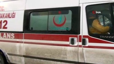 elektrik diregi -  Karda kayan otomobil elektrik direğine çarptı: 4 yaralı Videosu