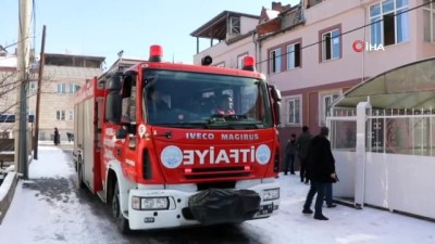 ev yangini -  Kayseri'de ev yangını...Dumandan etkilenen 2 çocuk hastaneye kaldırıldı  Videosu