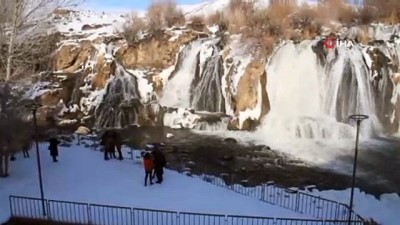  Muradiye Şelalesi kısmen dondu, ortaya kartpostallık görüntüler çıktı 